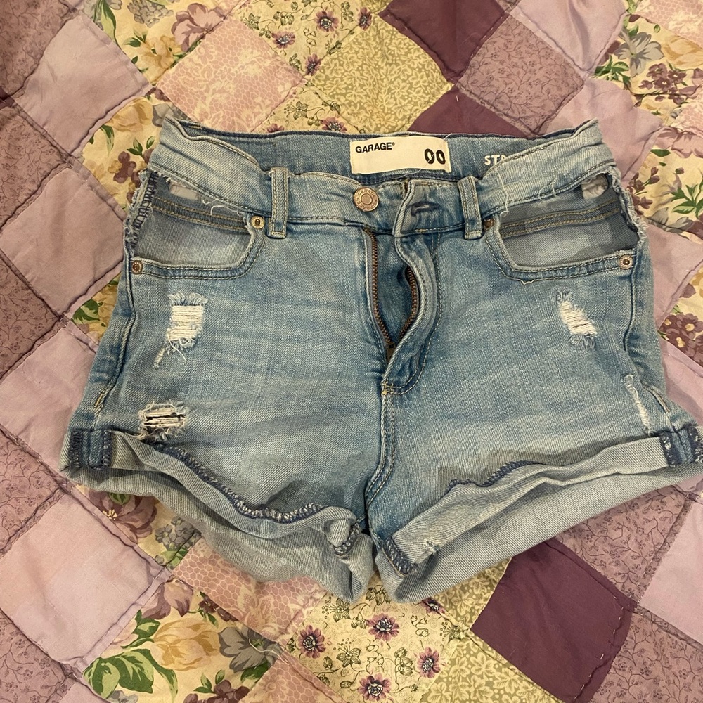 Cut out pocket denim shorts